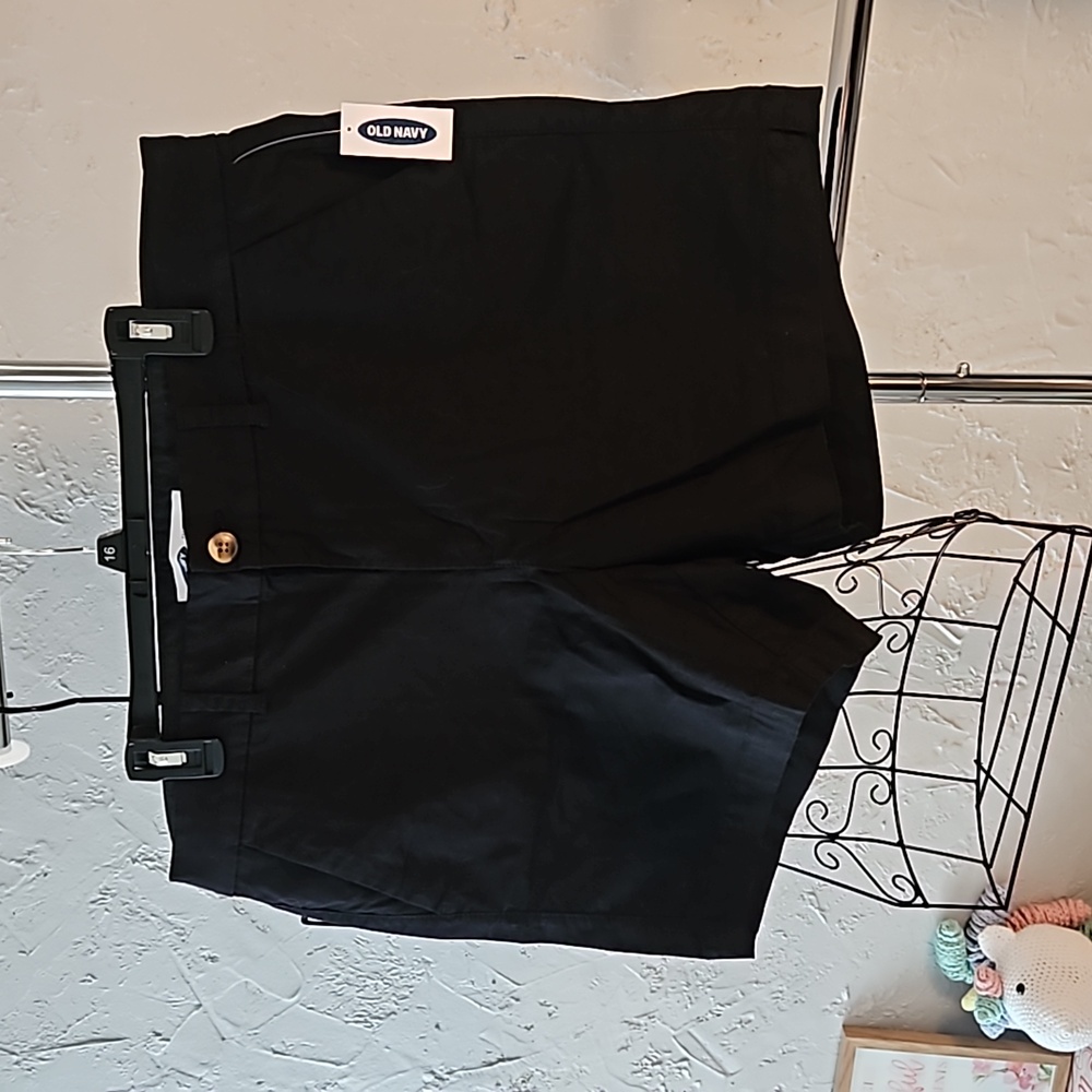 NWT Old Navy midrise every day shorts in black. Size 16.